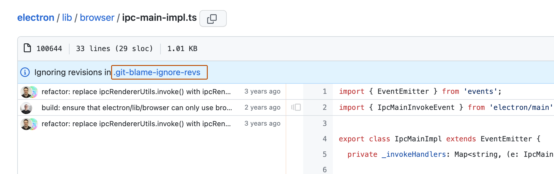 ファイルの責任ビューのスクリーンショット。 青い [Ignoring revisions] バナーには、オレンジ色の枠線で囲まれた ".git-blame-ignore-revs" へのリンクが含まれています。