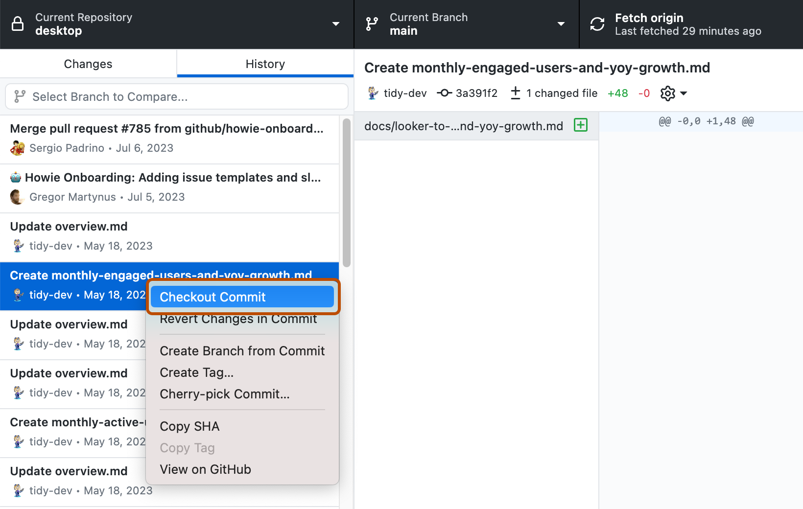 Capture d’écran d’une liste de commits dans l’onglet « Historique ». À côté d’un commit, dans un menu contextuel, l’option « Extraction d’un commit » est mise en évidence en orange.